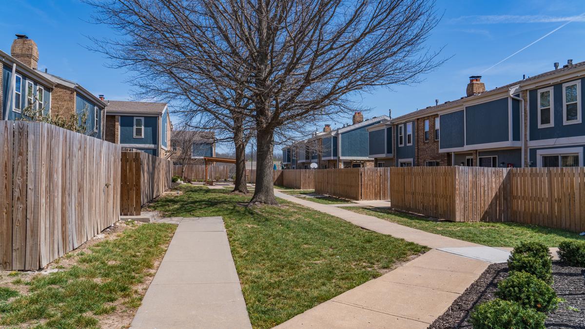 Willow Crossing building exterior, view 4